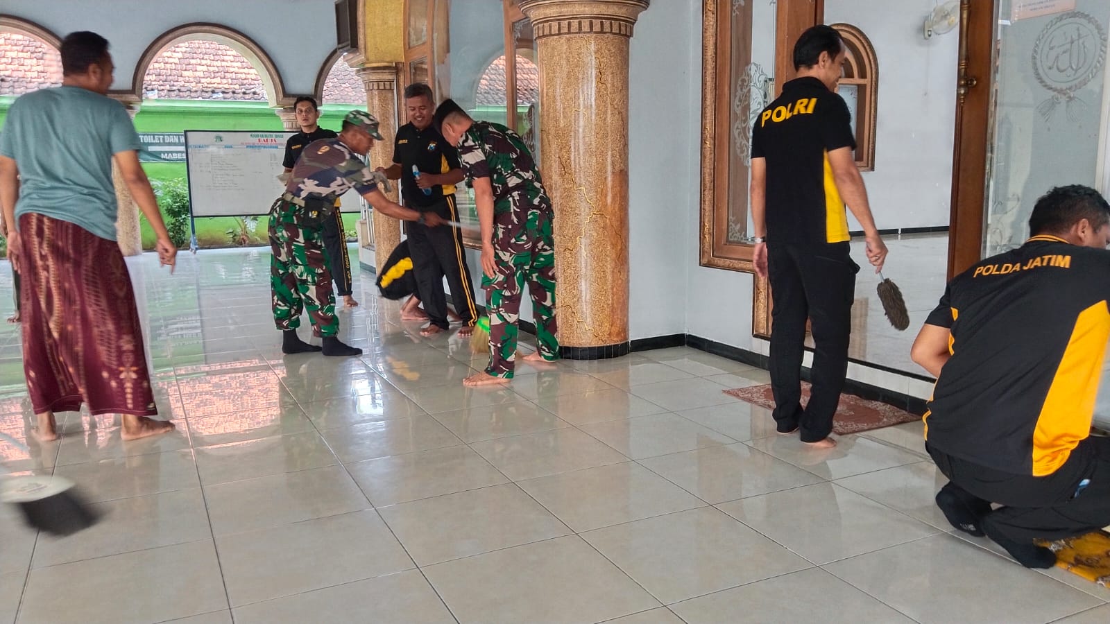 TNI-Polri dan Forkopimcam Sumberasih Kompak Bersihkan Masjid Roudlotul Jannah