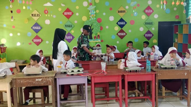 
					Babinsa Barabai Kawal Penyaluran Makanan Bergizi untuk Ribuan Pelajar