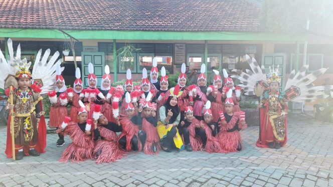
Karnaval Budaya Nusantara SDN Jrebeng Lor 1 Meriahkan P5