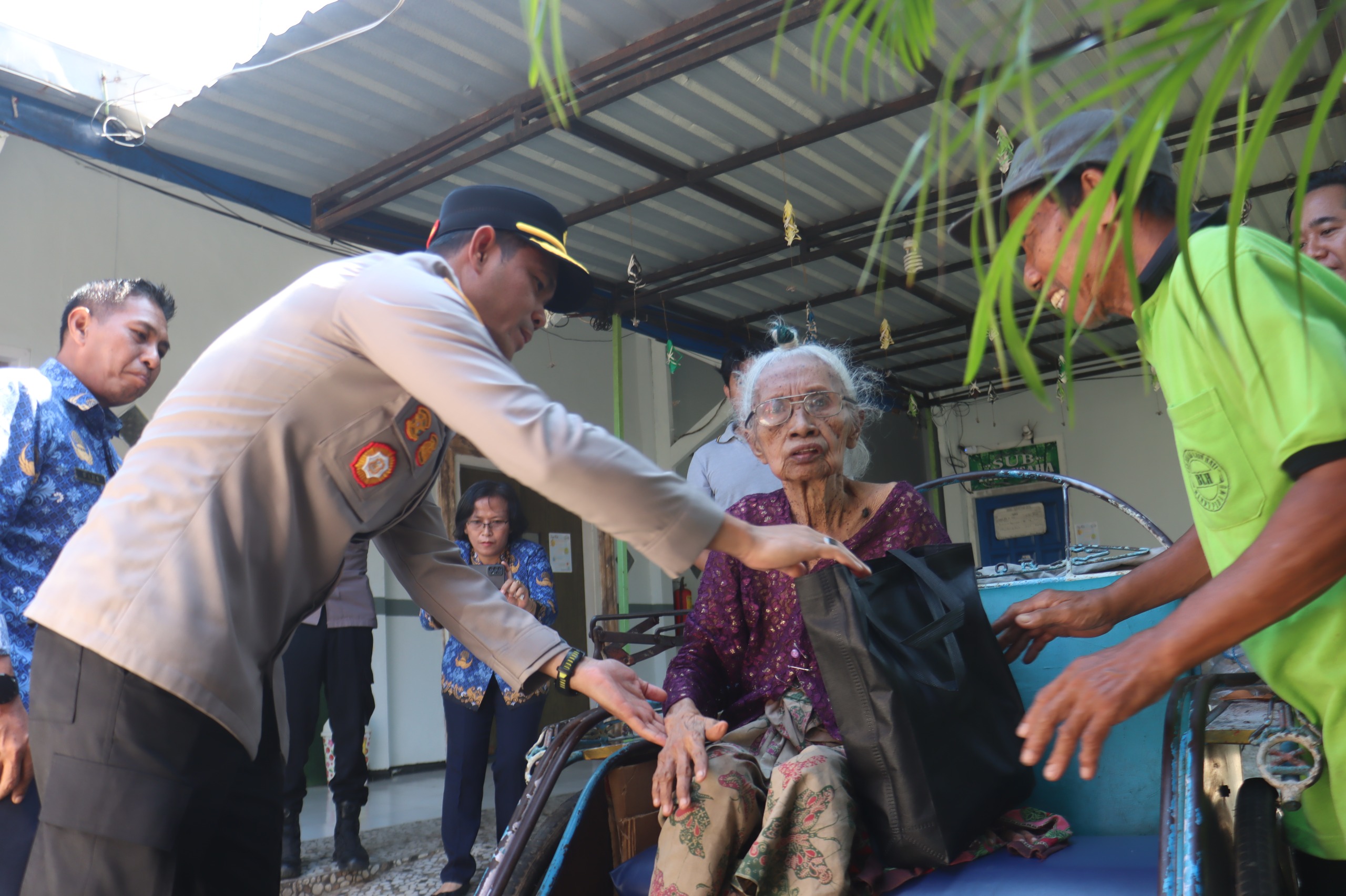 Polres Probolinggo Kota Bagikan Ratusan Sembako Jelang Hari Bhayangkara ke- 79
