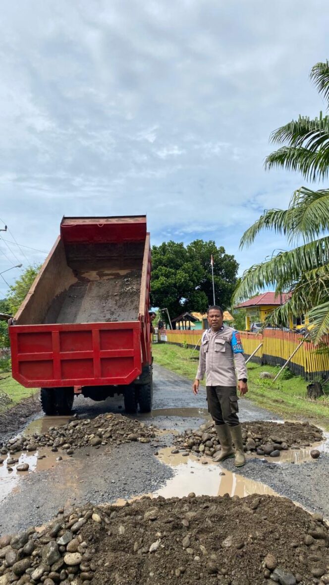 
Menjelang HUT Bhayangkara, Polsek Bualemo Laksanakan Bakti Sosial, Timbun Jalan Berlubang, Wujud Kepedulian Polri.