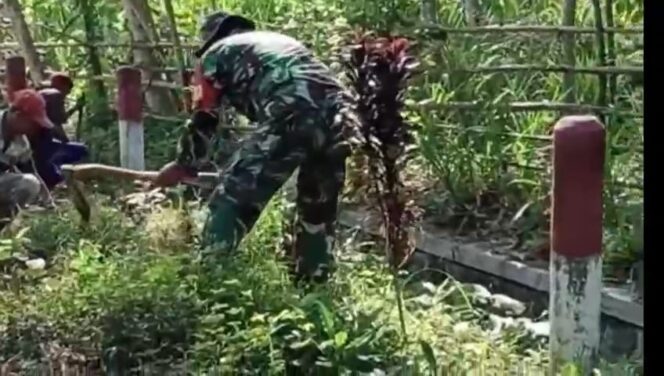 
TNI dan Warga Gending Kerja Bakti Bersihkan Jalan Desa Jatiadi