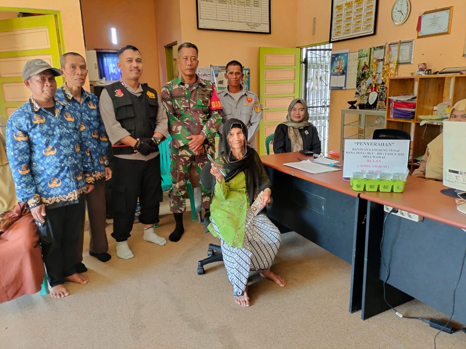 Babinsa dan Bhabinkamtibmas Kawal Ketat Penyaluran BLT Desa Wawai