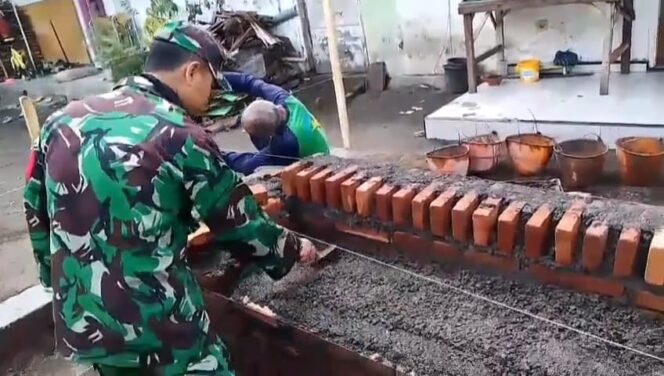 
Babinsa Koramil Banyuanyar Bantu Warga Bangun Rumah di Gunung Geni