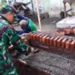 Babinsa Koramil Banyuanyar Bantu Warga Bangun Rumah di Gunung Geni