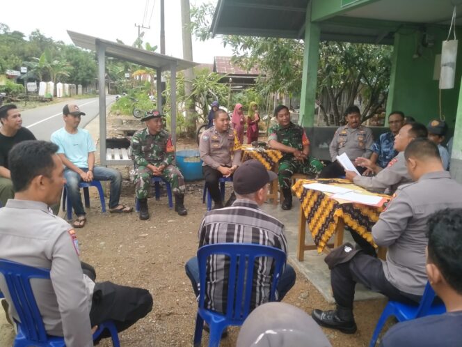 
Babinsa Dampingi Penilaian Pos Kamling HUT Bhayangkara ke-79 di Ayuang