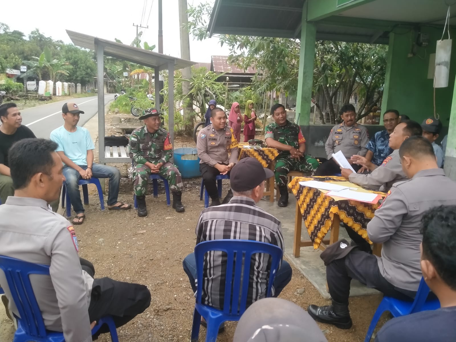 Babinsa Dampingi Penilaian Pos Kamling HUT Bhayangkara ke-79 di Ayuang