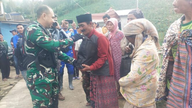 
Dandim dan Kapolres Probolinggo Salurkan Bansos Peringati Hari Bhayangkara
