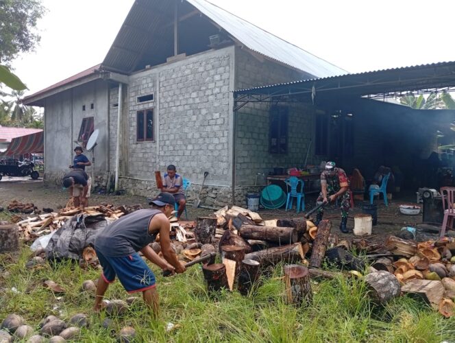 
Wujud Kepedulian, Babinsa Koramil 1505-04 Oba Bantu Warga Belah Kayu Bakar