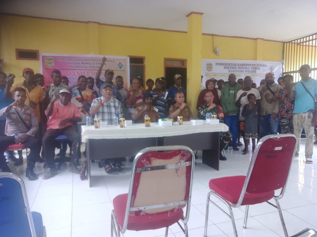 Agar Berjalan Lancar dan Tepat Sasaran, Babinsa Koramil 1710-07/Mapurujaya Dampingi Penyaluran Bantuan Kepada Masyarakat