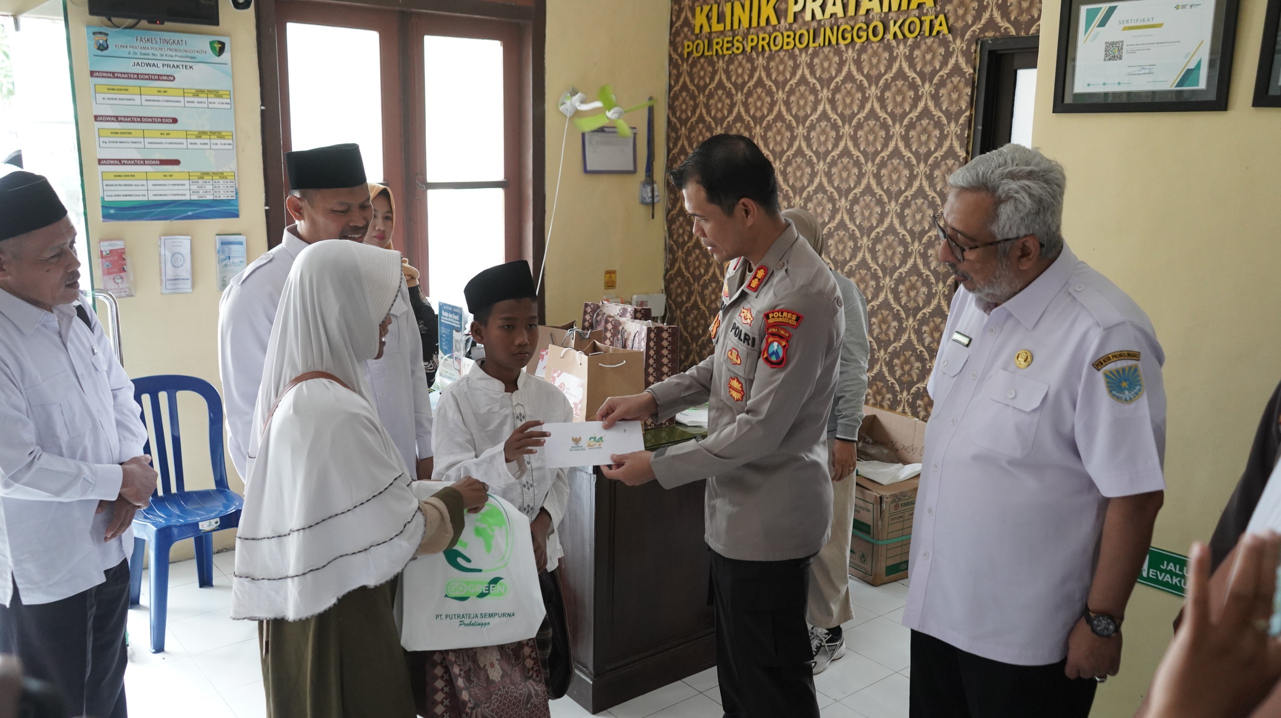 Rangkaian Kegiatan Hari Bhayangkara ke 79, Polres Kota Probolinggo Gelar Sunat Massal dan Donor Darah