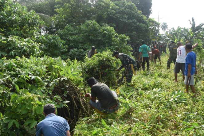 
Kodim 1002/HST Bersihkan Sungai Lunjuk Sambut HUT ke-67 Kodam VI/Mulawarman