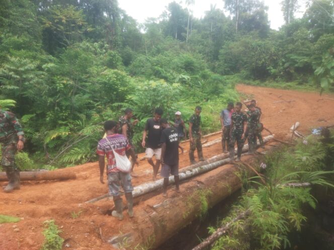 
Satgas Yonif 126/KC Bersama Warga Gotong Royong Perbaiki Jembatan Menuju Kampung Wametkapa