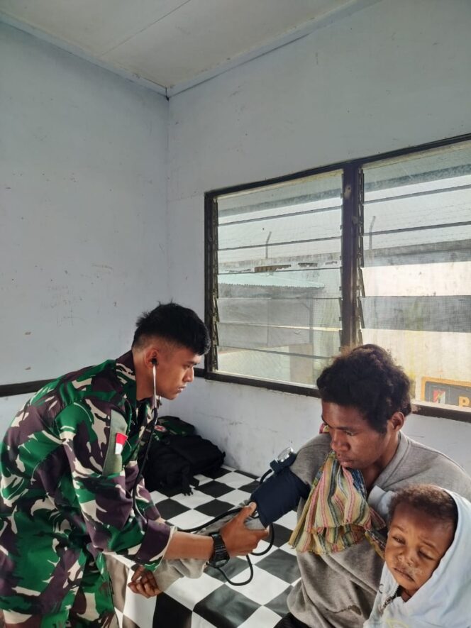 
Satgas Yonif 715/Mtl Hadirkan Senyum Melalui Pelayanan Kesehatan