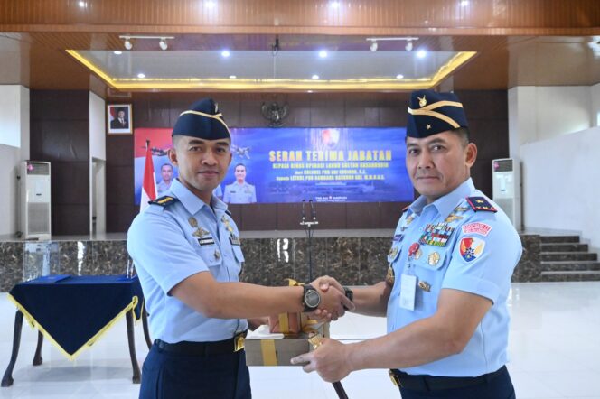 
Danlanud Sultan Hasanuddin Pimpin Serah Terima Jabatan Kepala Dinas Operasi