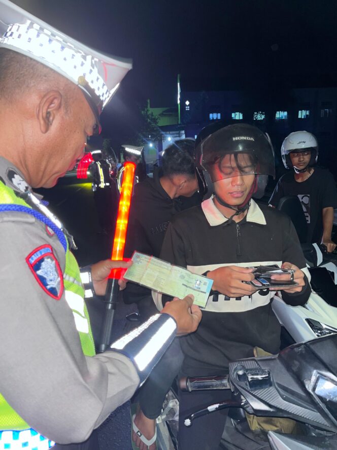 
Polres Tuban Gelar Razia Malam di Perbatasan, Puluhan Pengendara Ditegur