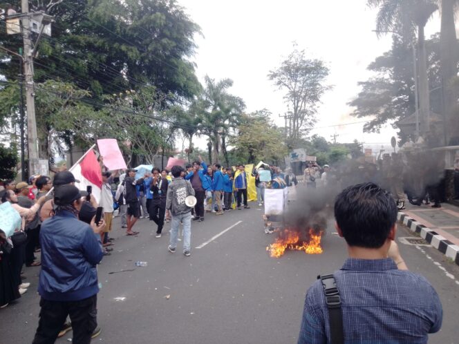 
Jeritan PKL Kuningan Usai Relokasi: Dagangan Sepi, Rumah Disita, Kehidupan Terpuruk