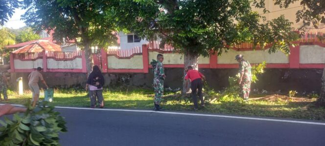 
Anggota Koramil 1505-01 Tidore Bersama Warga Bersihkan Saluran Air Pasca Banjir