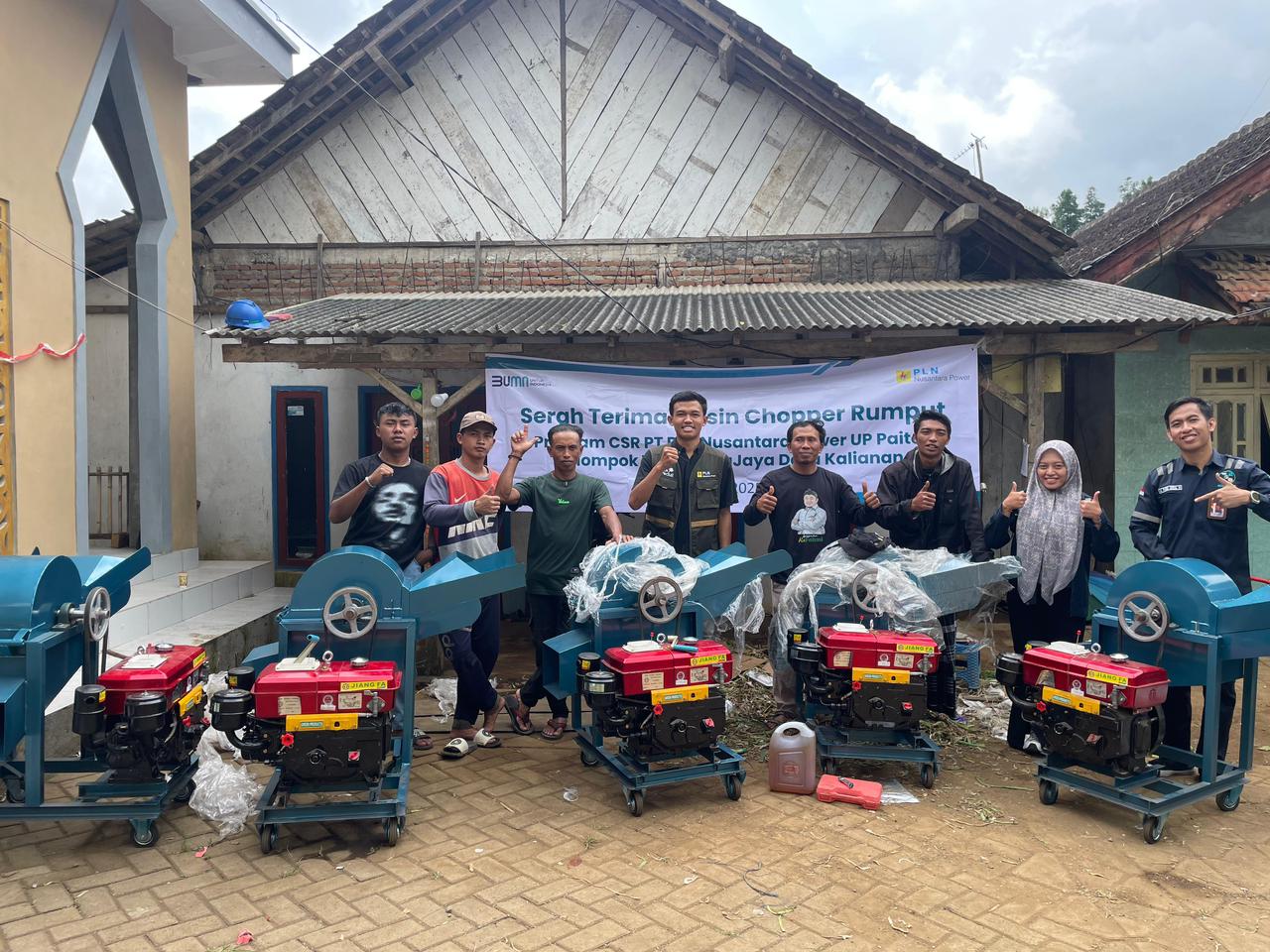 PT PLN Nusantara Power UP Paiton Serahkan Bantuan Lima Unit Mesin Chopper Bagi Kelompok Ternak Sapi Perah