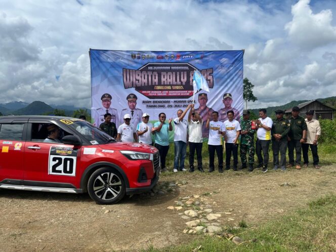 
Anggota Koramil 1008-01/Muara Uya Amankan Kegiatan Wisata Rally 2025 di Riam Bidadari