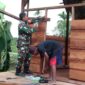 Babinsa Koramil 1710-07/Mapurujaya Laksanakan Komsos dan Bantu Warga Bangun Rumah