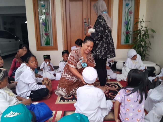 
Ketua RT 01 Jrebeng Kidul Kota Probolinggo Gelar Santunan Anak Yatim 1447 H