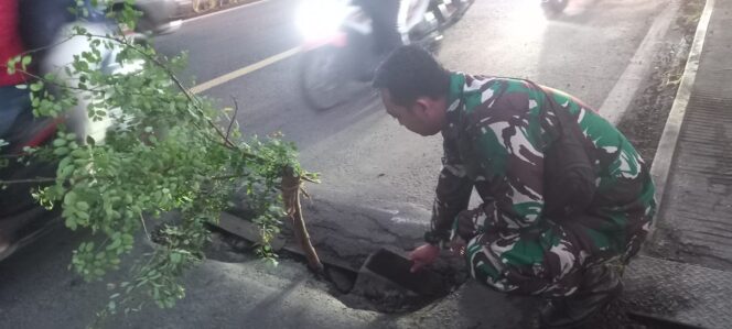 
Babinsa Koramil Pajarakan Sigap Atasi Gangguan Jembatan Rusak di Probolinggo