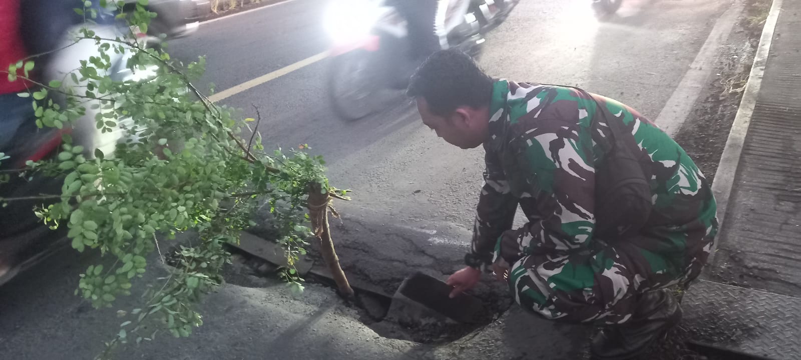 Babinsa Koramil Pajarakan Sigap Atasi Gangguan Jembatan Rusak di Probolinggo