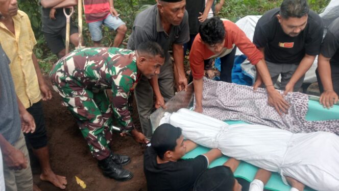 
					TNI Hadir di Tengah Duka, Babinsa Kodim 1505 Tidore Bantu Pemakaman Warga