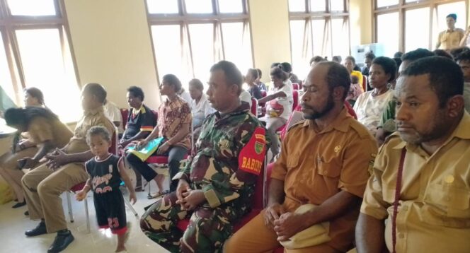 
					Babinsa Koramil 1710-06/Agimuga Menghadiri Pelatihan Pengolahan Pangan Lokal Di Distrik Agimuga