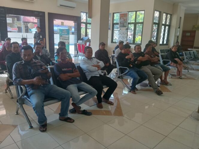 
					Samsat Kraksaan Probolinggo Tingkatkan Layanan Pajak Kendaraan Bermotor