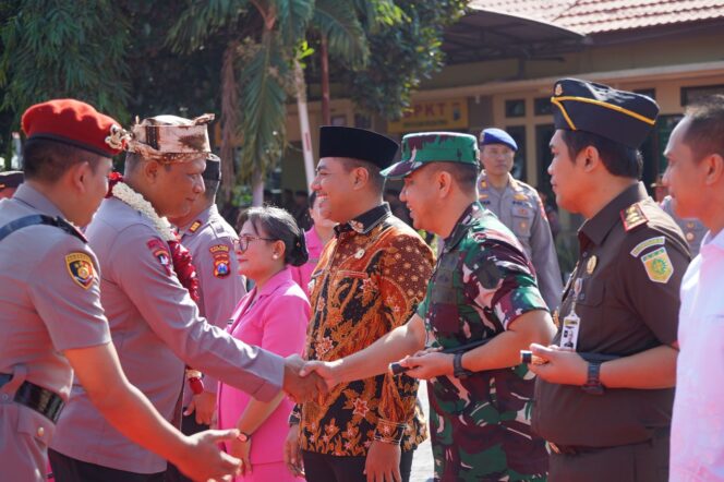 
					Dandim Probolinggo Hadiri Sertijab Kapolres, Dukung Sinergitas Forkopimda