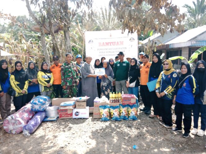 
					Babinsa Dampingi Pemkab HST Salurkan Bantuan Korban Kebakaran Rumah