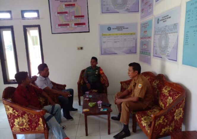 
Tingkatkan Koordinasi, Babinsa Komsos Bersama Aparat Desa