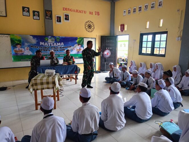 
Wujud Bela Negara, Kapten Inf Rudi Hartono Bimbing Siswa Baru MA Muhajirin