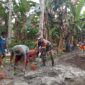 Kebersamaan Terjalin, Babinsa dan Warga Gotong Royong Bangun Pondasi Rumah