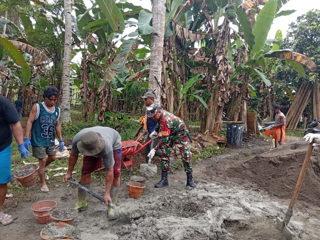 Kebersamaan Terjalin, Babinsa dan Warga Gotong Royong Bangun Pondasi Rumah