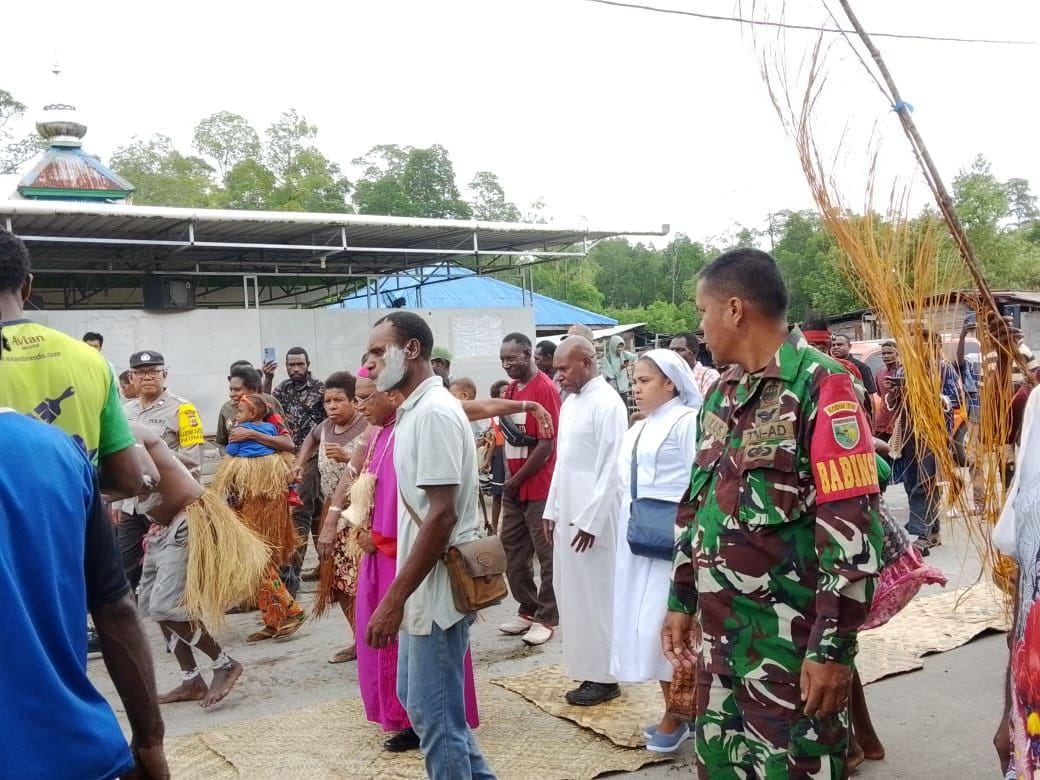 Babinsa Koramil Mapurujaya Hadiri Penyambutan Sekaligus Pengamanan Kedatangan Uskup Timika Di Wilayah Binaan
