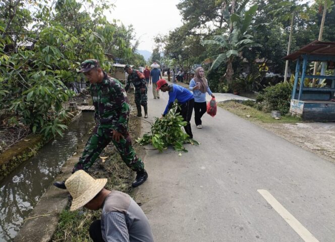 
TNI dan Warga Tabat Padang Bersatu Jaga Kebersihan Lewat Gotong Royong