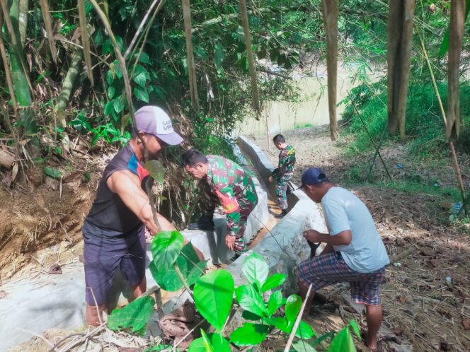 
Koramil 1008-04/Tanta Gelar Aksi Bersih-Bersih Parit Bersama Warga
