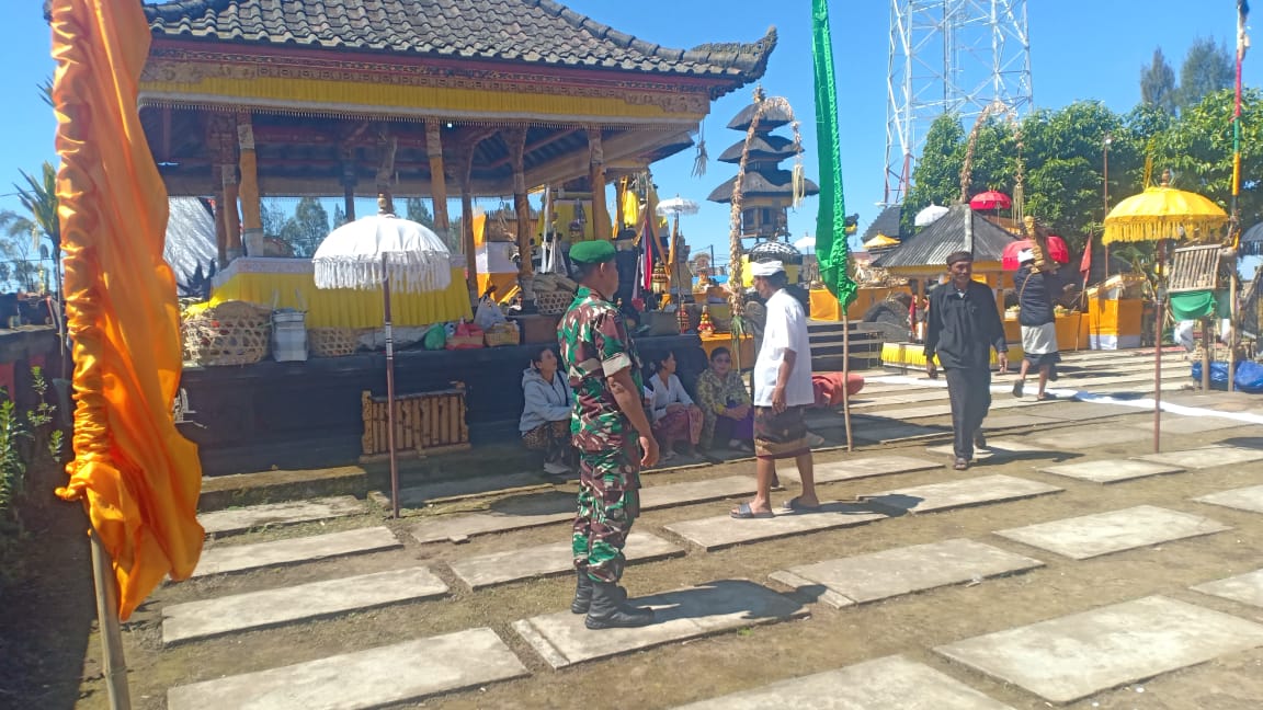MEMPERERAT HUBUNGAN TNI DAN MASYARAKAT: KORAMIL 0820-11/SUMBER HADIRI KEGIATAN PIODALAN DI PURA GIRI KENCONO