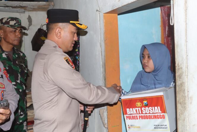 
Kapolres Probolinggo Serahkan Bantuan Untuk Warga Terdampak Gempa di Tiris