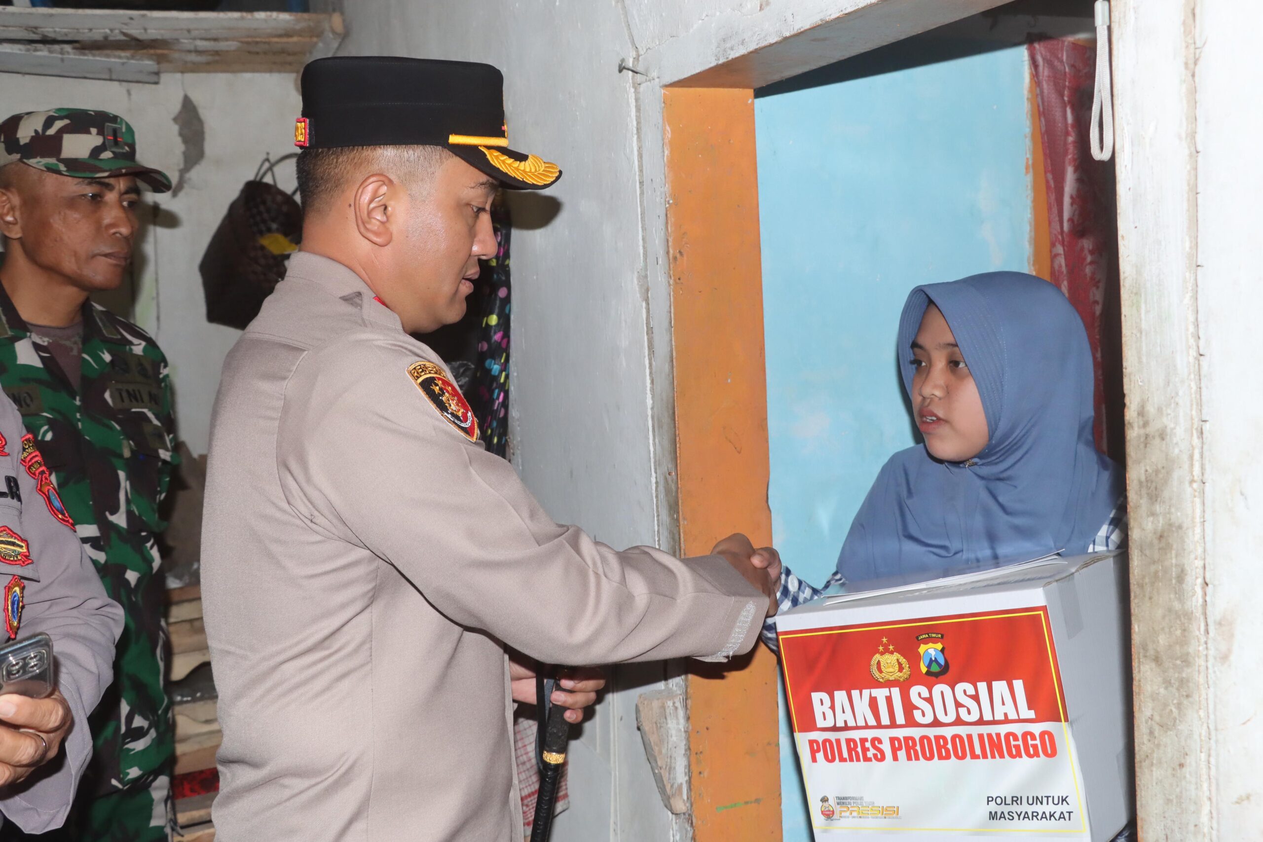 Kapolres Probolinggo Serahkan Bantuan Untuk Warga Terdampak Gempa di Tiris