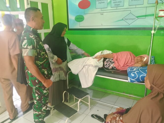 
Wujud Kepedulian, Babinsa Jenguk Warga Sakit di Puskesmas