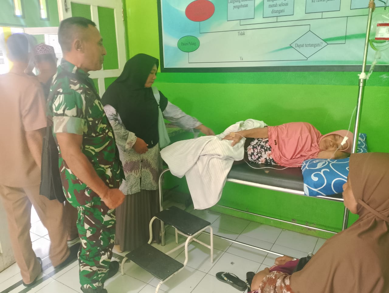 Wujud Kepedulian, Babinsa Jenguk Warga Sakit di Puskesmas