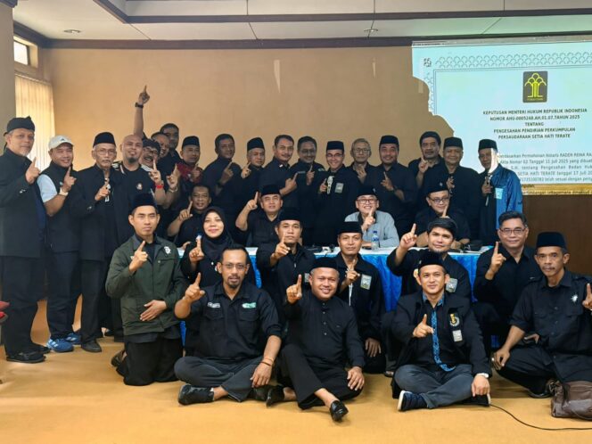 
Menteri Hukum RI Menetapkan Pengesahan Badan Hukum PSHT Secara Resmi Kepada Dr. Ir. Muhamad Taufiq, SH., M.Sc.,