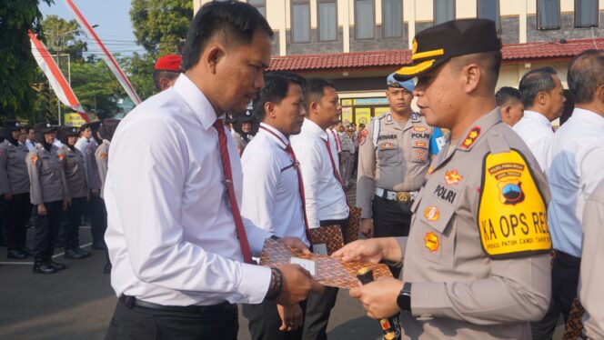 
Kapolres Purbalingga Beri Penghargaan Personel Berprestasi