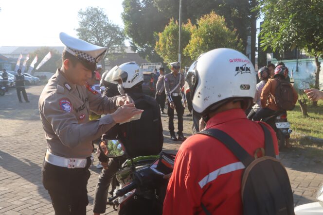 
Polres Probolinggo Gunakan ETLE Statis dan Mobile Untuk Penindakan Pelanggar Lalin di Operasi Patuh Semeru 2025