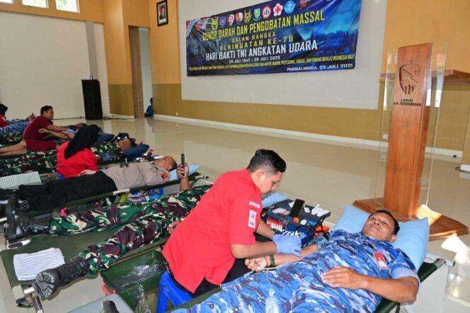 
Hari Bakti Ke-78 TNI AU, Lanud J.B Soedirman Gelar Donor Darah dan Pengobatan Massal