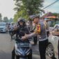 Bukan Razia Biasa, Polres Jember Jadikan Operasi Patuh Semeru Aksi Senyum dan Cokelat untuk Keselamatan*